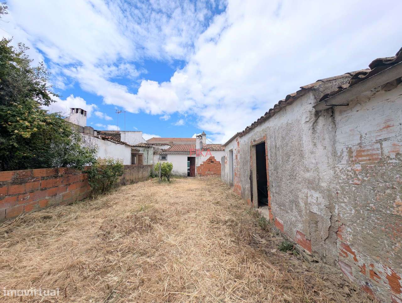 Moradia T3 para recuperação total com 679m2 de terreno-25