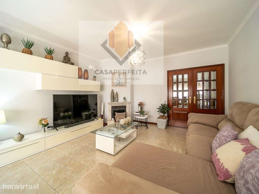 Deslumbrante T2 de 2 Frentes com Varandas e Box - Canelas-7