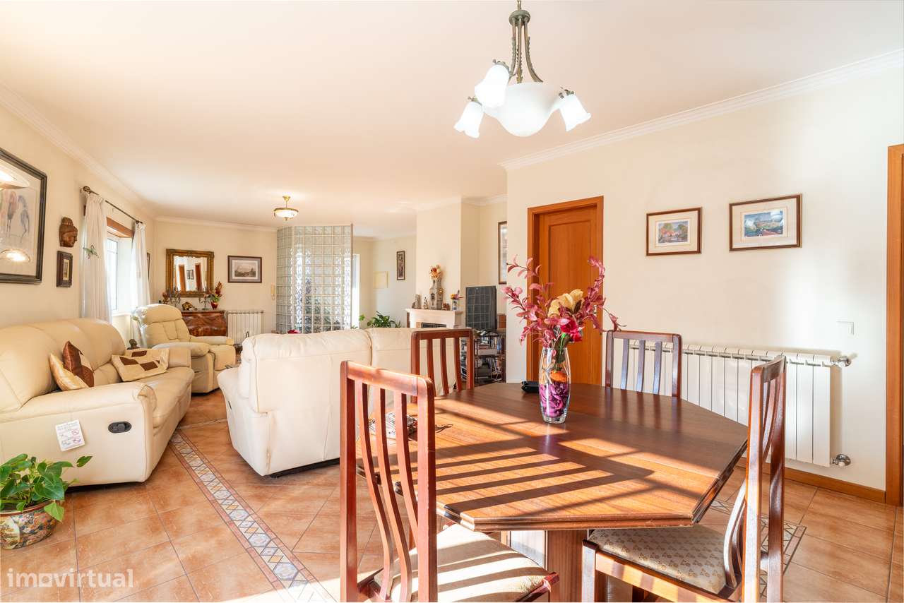 Moradia T4 com jardim, garagem e vistas urbanas - Grande imagem: 2/32