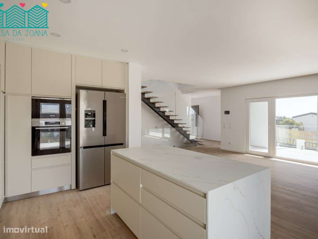 Moradia T4 com espaço exterior e garagem em São Domingos de Rana - Grande imagem: 5/25