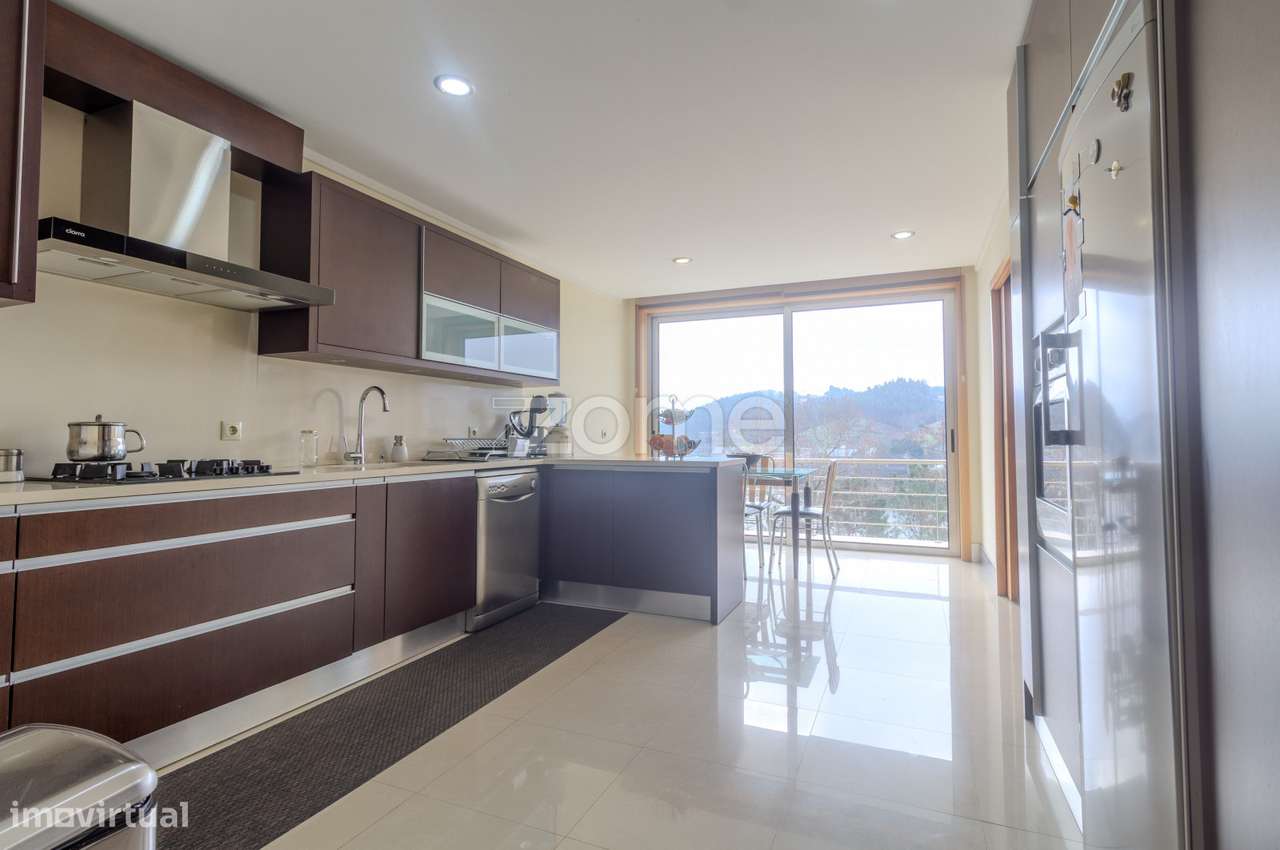 Moradia T3 | 3 Suítes e Piscina com Vista Rio-40