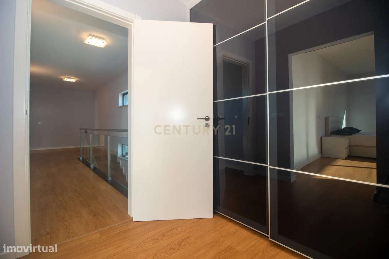 Viva o Luxo à Beira-Mar: Moradia Espetacular T5 com Piscina na Deslumb-48