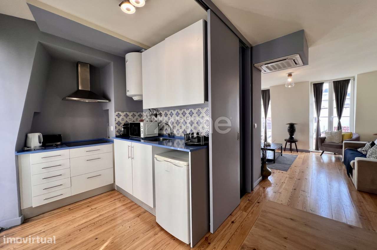 Prédio com 4 apartamentos e uma loja em Santa Catarina - Lisboa-9