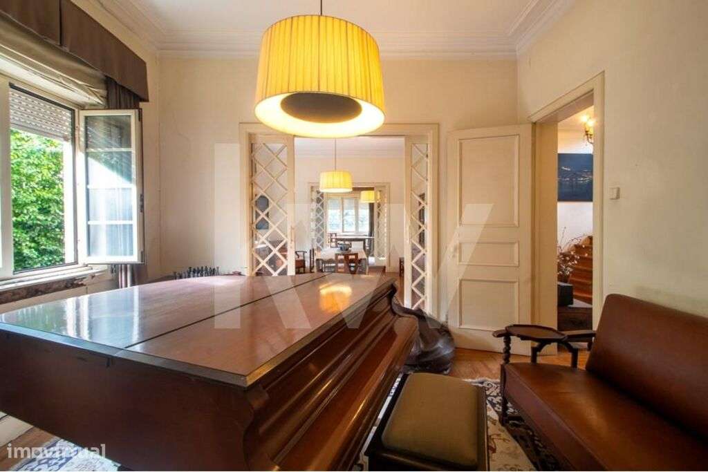 Emblemática Moradia Secular com 4 Frentes Jardim, áreas generosas lumi - Grande imagem: 4/37