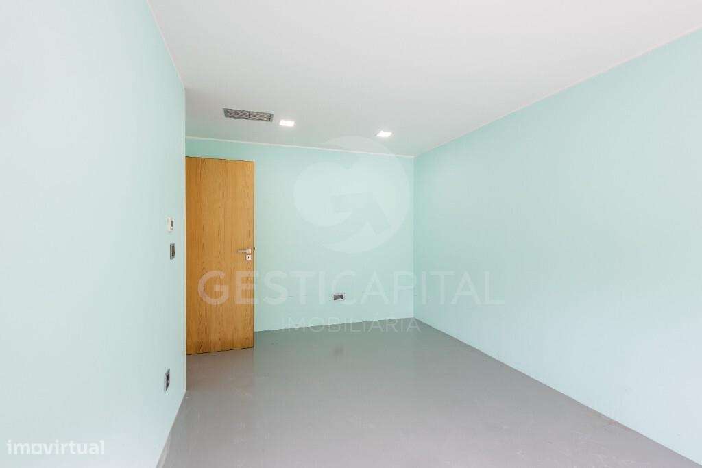 Moradia T4 Térrea de Luxo em Pedra com Terreno, Garagem e Levada Natur-30