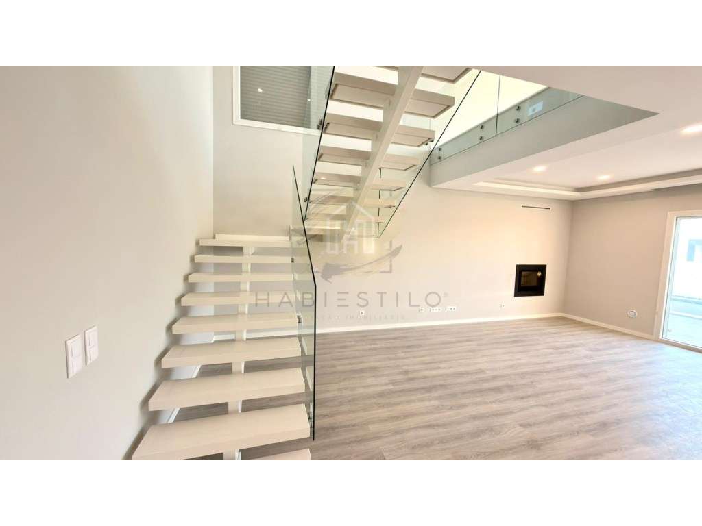 MORADIA T4 COM PISCINA EM AZEITÃO | OPORTUNIDADE A NÃO PERDER-11