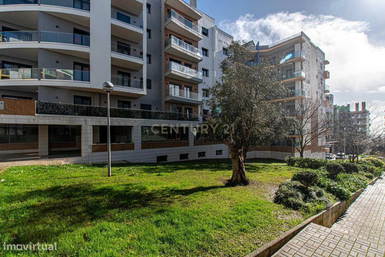 T4 Exclusivo com Terraço e Box para 2 Carros no Jardim da Amoreira-23