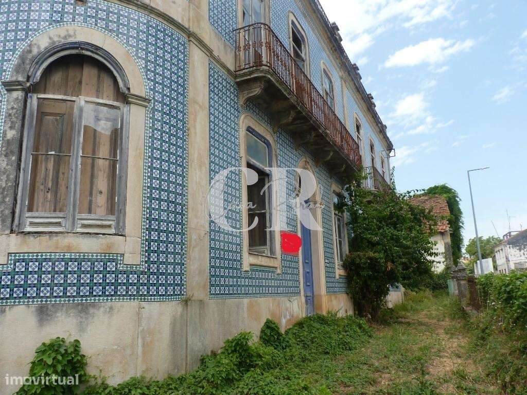 Solar histórico com 8 quartos, garagem e 15ha de terreno para recupera - Grande imagem: 2/51