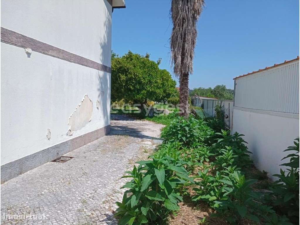 Moradia de dois pisos independentes e terreno c/ 872 m2 em Cernache - Grande imagem: 4/29