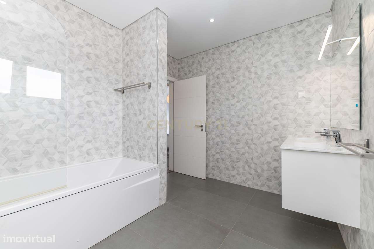 Moradia Isolada T4 de Prestígio – Bairro de São João, Sobreda-51