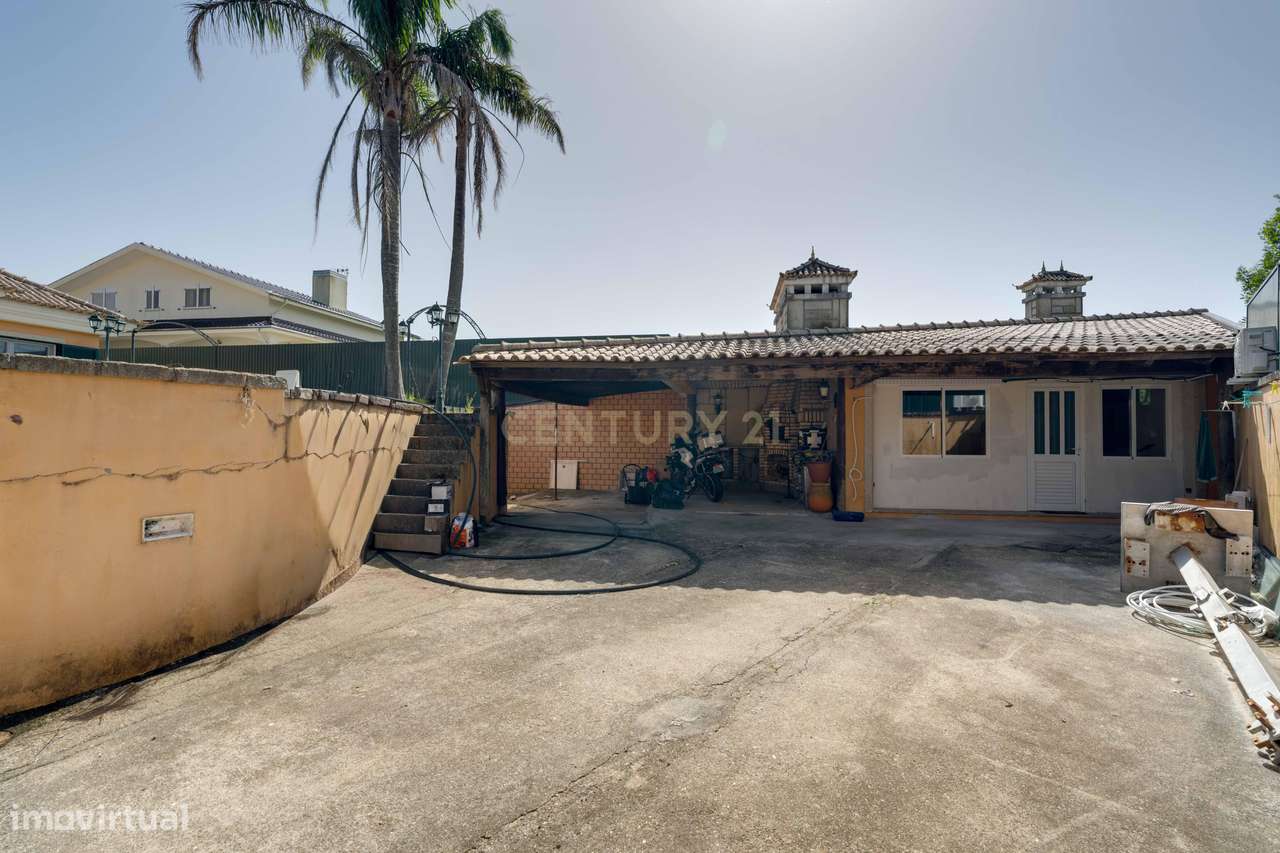 Encantadora Moradia de 4 Frentes-14