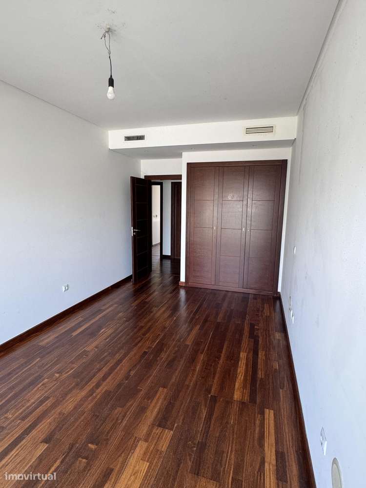 T4 com varanda, garagem e acessibilidade, 195m²-24
