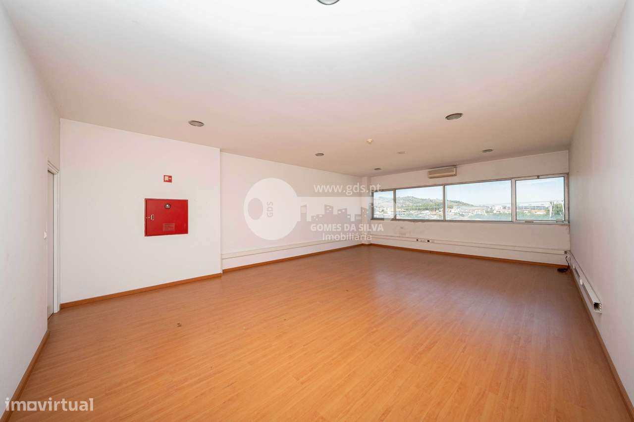 Pavilhão Comercial c/ área bruta de 1782m2 em Ferreiros-17