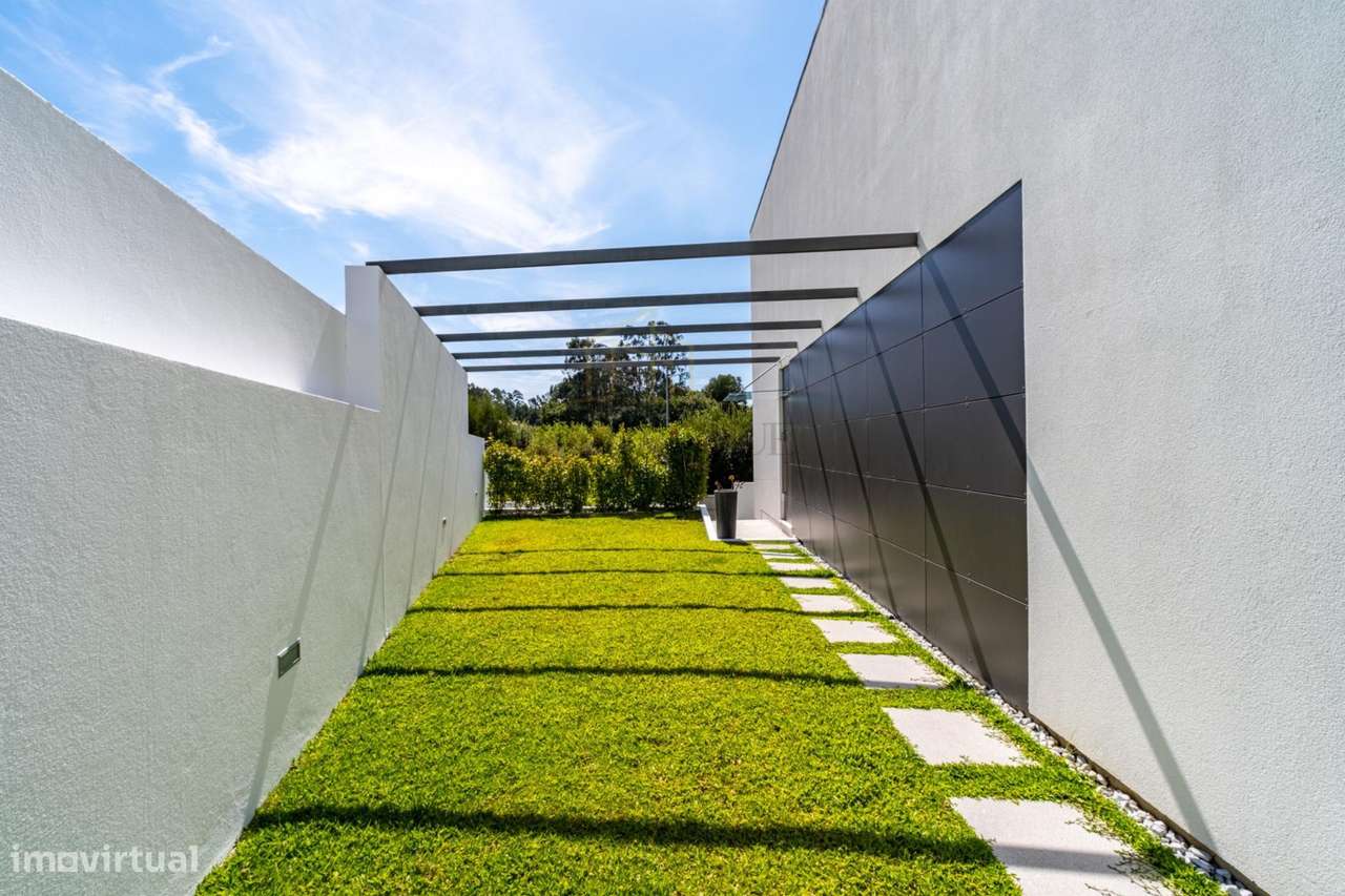 Moradia Geminada T3 com Suite, Jardim de Inverno, Garagem Fechada...-35