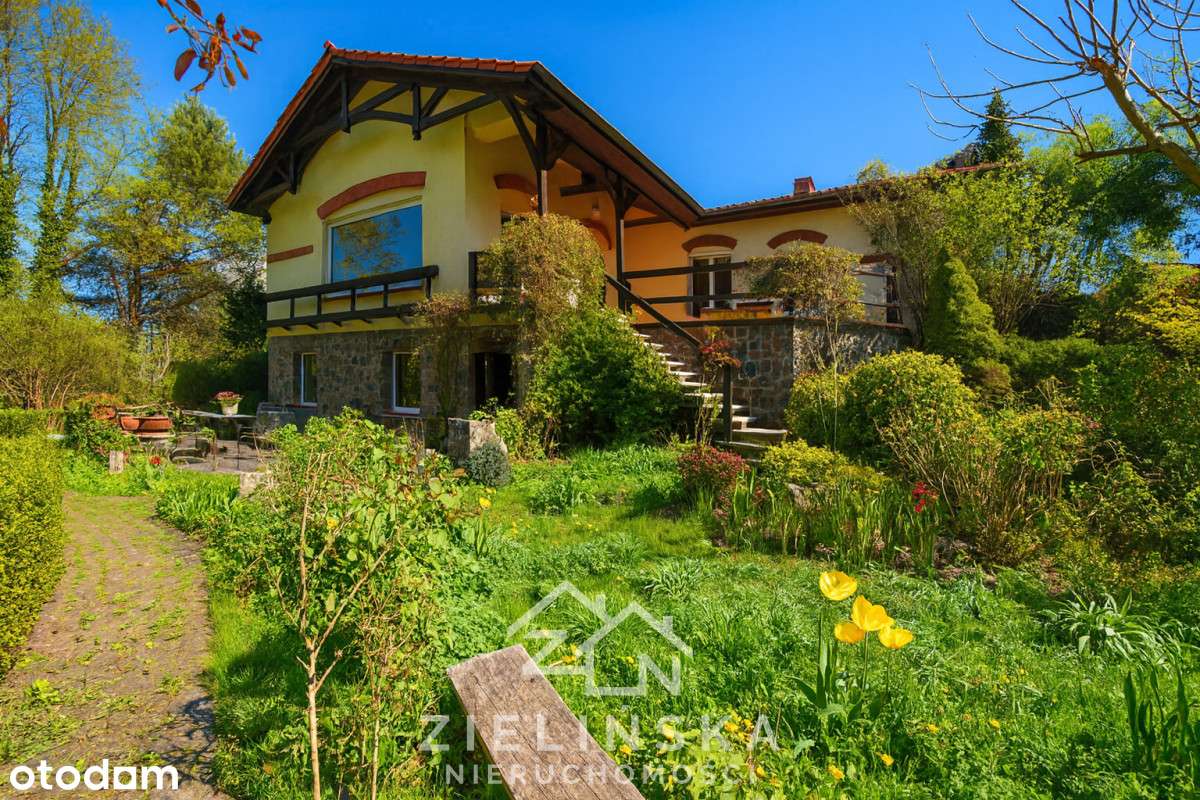 Przestronny dom z pięknym ogrodem-0