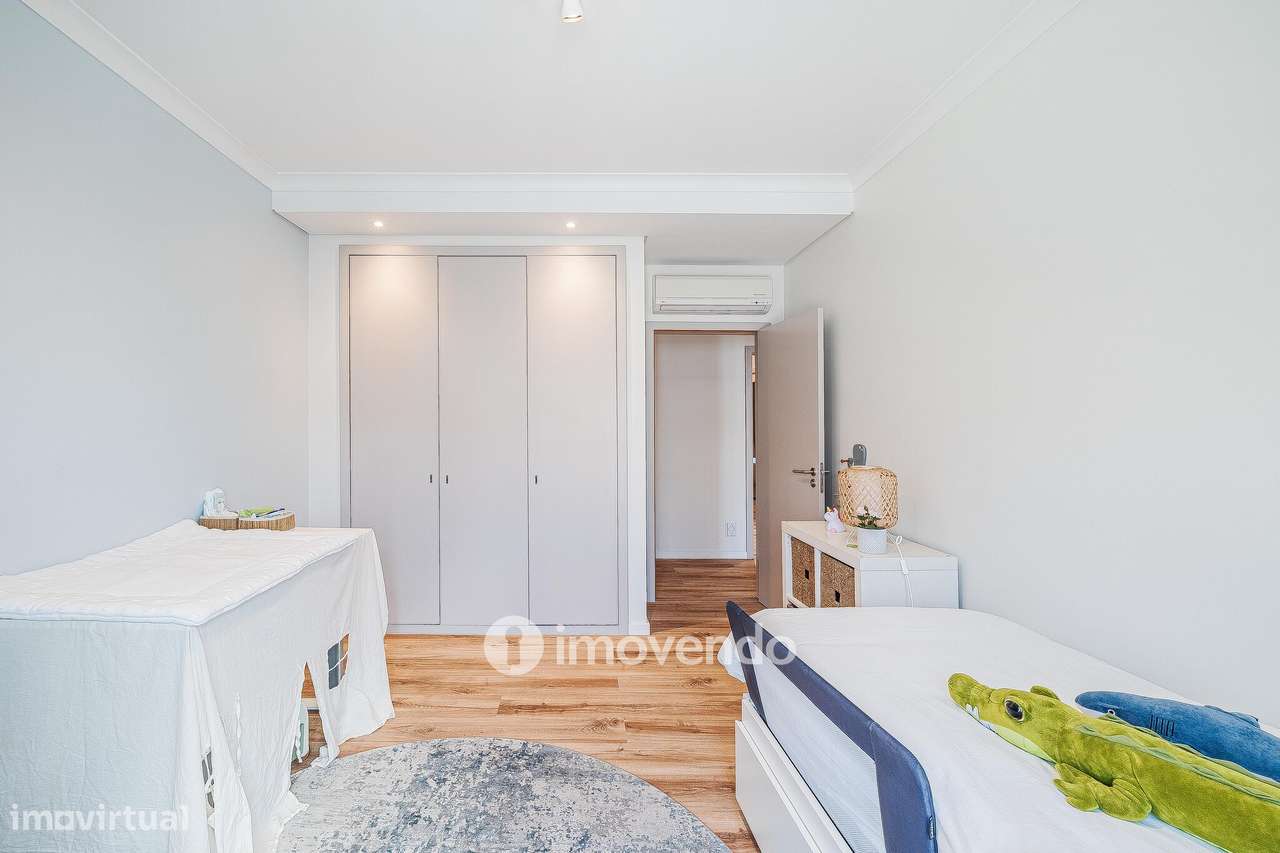 Apartamento T3 com garagem, em condomínio com piscina, em Bicesse-24