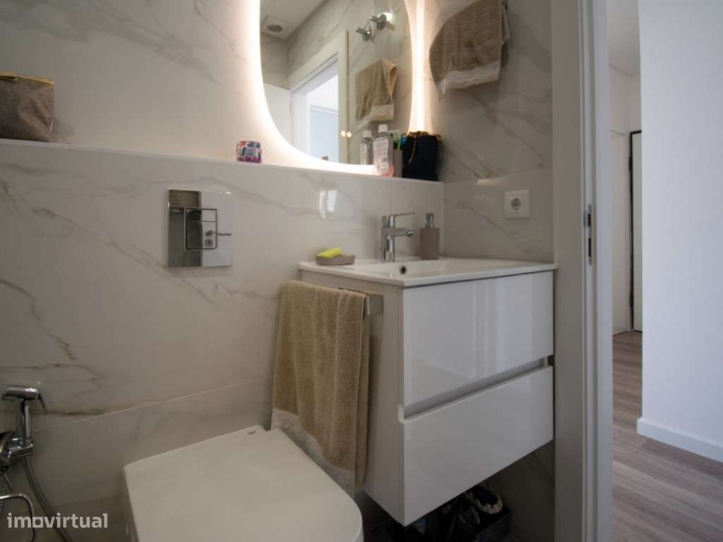 Apartamento T1 Renovado na Estrada de Benfica-13