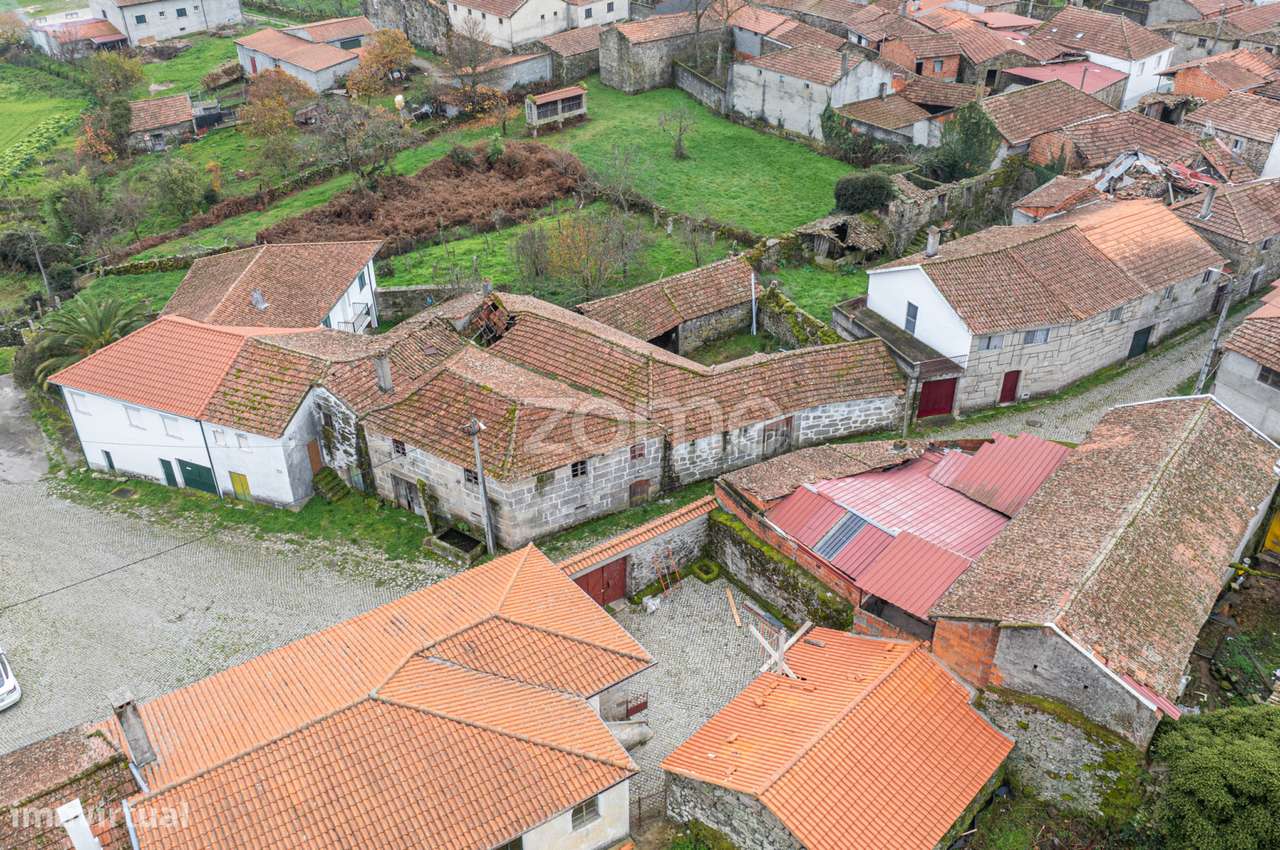 Moradia de 2 pisos com pátio para reconstruir - Ardãos, Boticas - Grande imagem: 5/15
