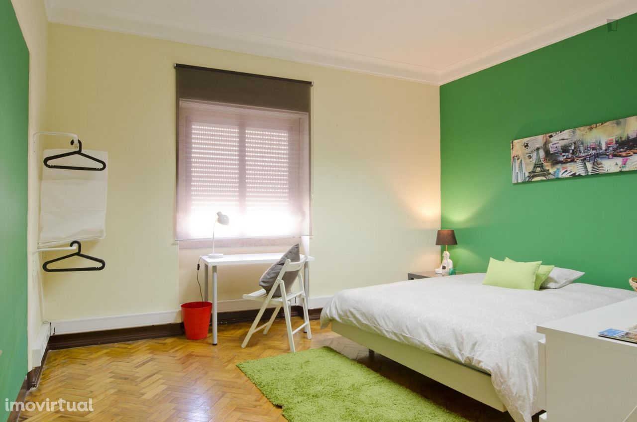 496 - Quarto com cama de casal em apartamento com 9 quartos