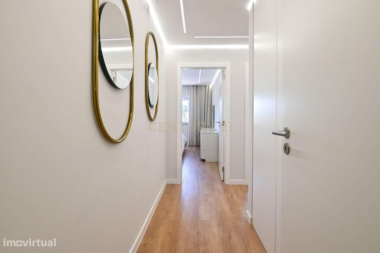 Apartamento Renovado em Cascais com Terraço e Garagem-16