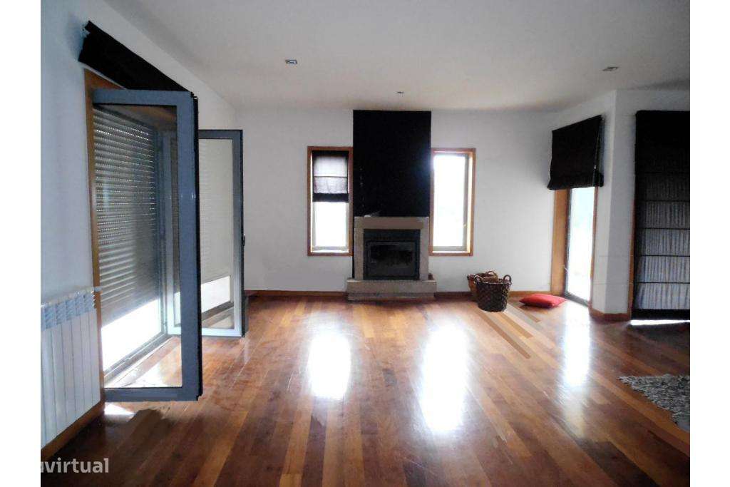 Moradia T3+1 - Com Garagem Box e Terreno - Aldreu - Grande imagem: 2/13