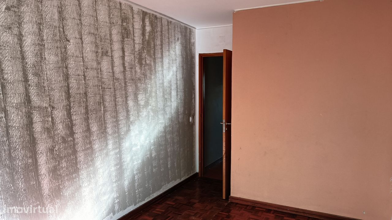 Apartamento T3 para remodelar. Casal de Cambra