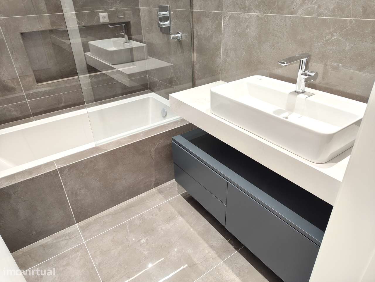 Moradia T4 com piscina, garagem e jardim em Canidelo-27