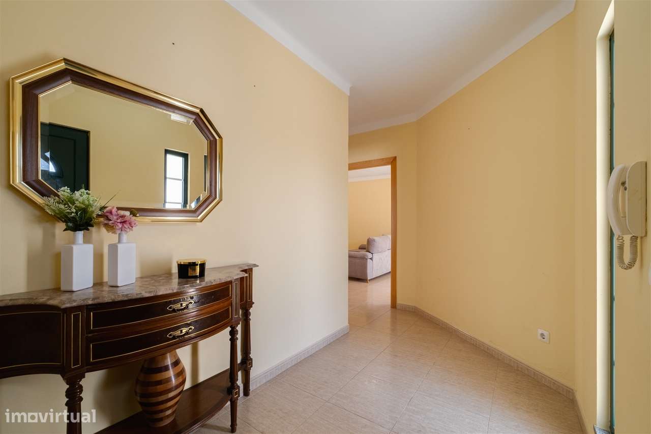 Moradia T3 Térrea com Quintal, Garagem e Anexo no Redondo – Áreas Ampl - Grande imagem: 4/28