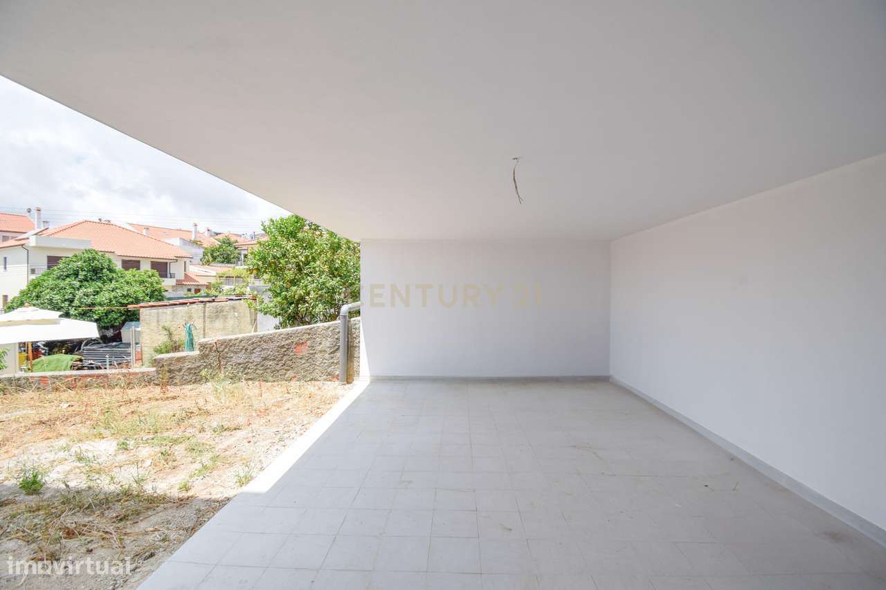 Moradia T4 de Arquitetura Moderna e Sustentável em Famões - Casal do R-36