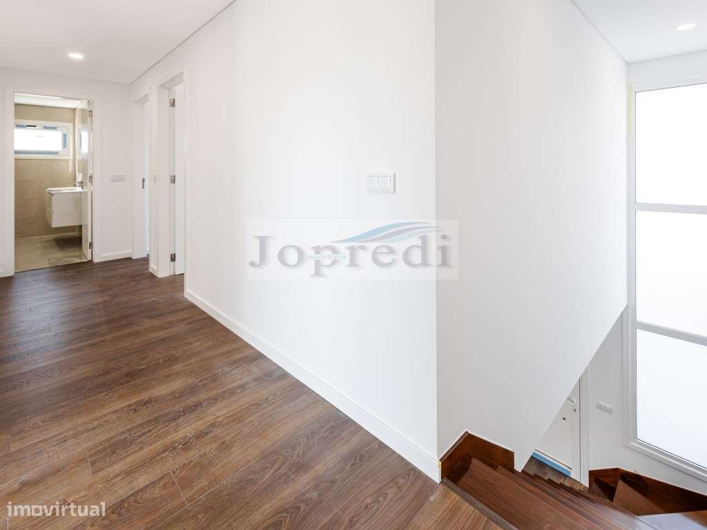 Moradia Geminada T4 nova-12