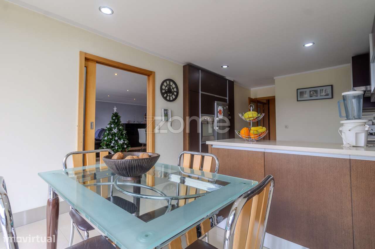 Moradia T3 | 3 Suítes e Piscina com Vista Rio-43