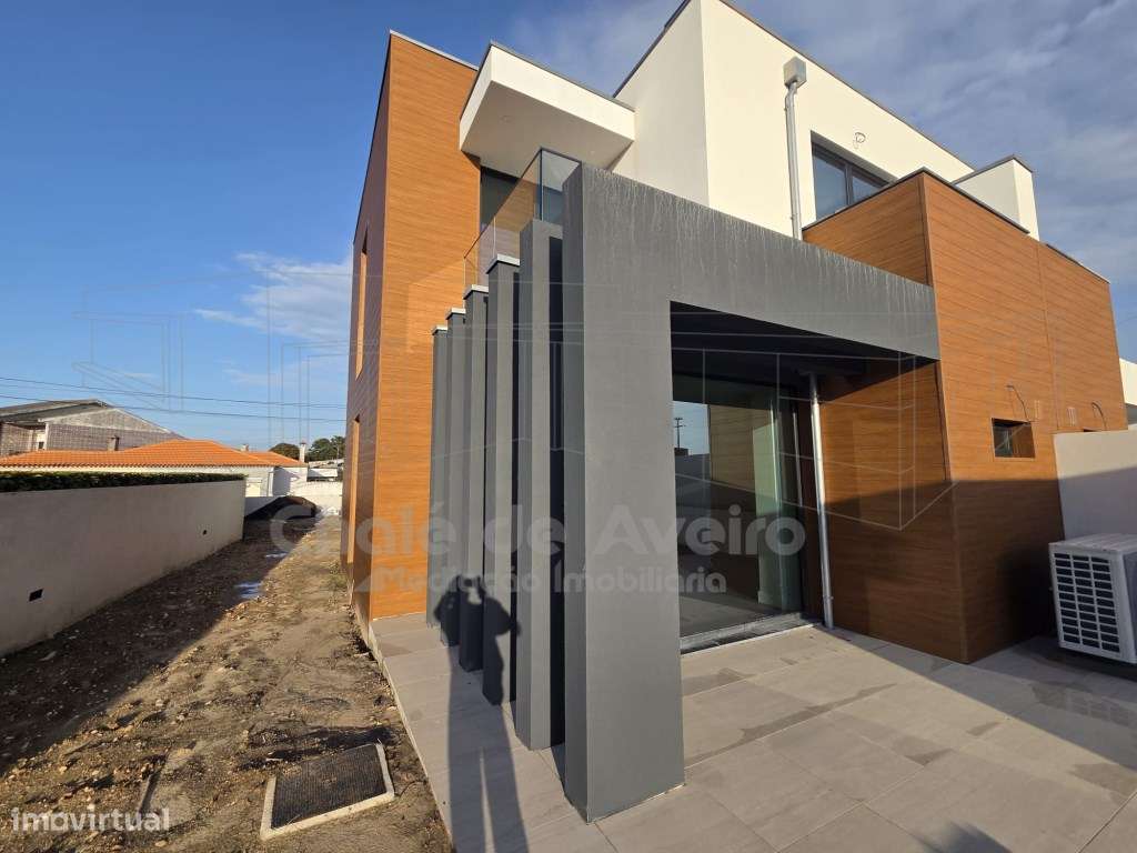 Moradia unifamiliar geminada T3, de 2 pisos, com garagem, anexos e ...-48