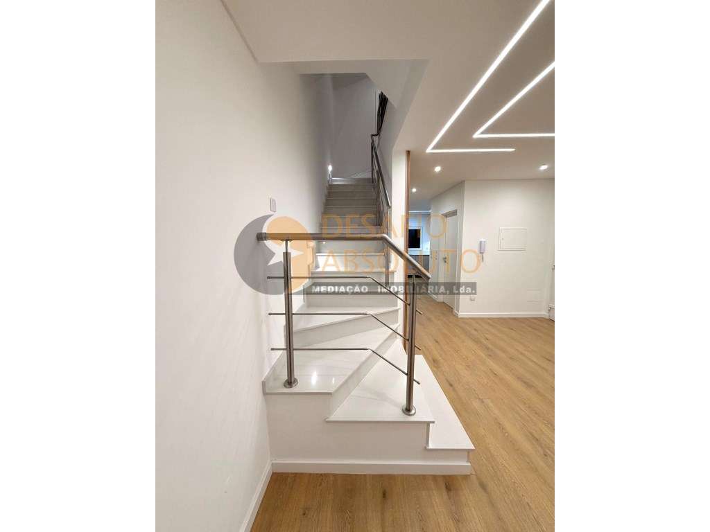 Moradias Geminadas Triplex T3 c/ Garagem - Quinta do Conde - Grande imagem: 5/40