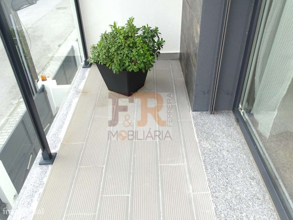 Semi-Nova Geminada Duplex T3 com Piscina Fernão Ferro-43