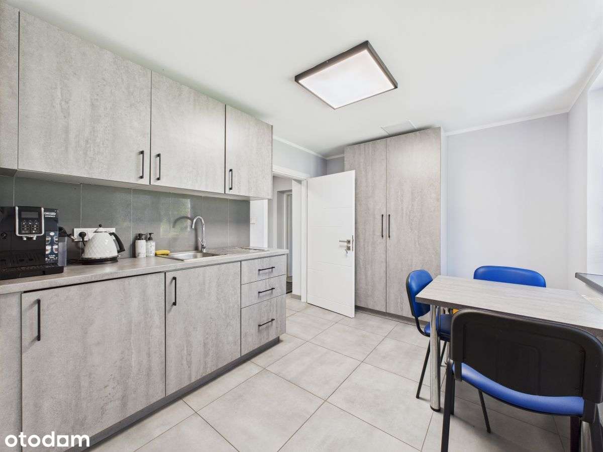 Budynek biurowo-usługowy z parkingiem-14