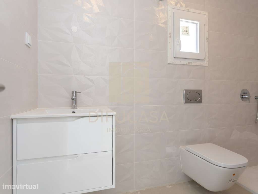 Moradia Com Garagem e Piscina Pronta a Habitar-24