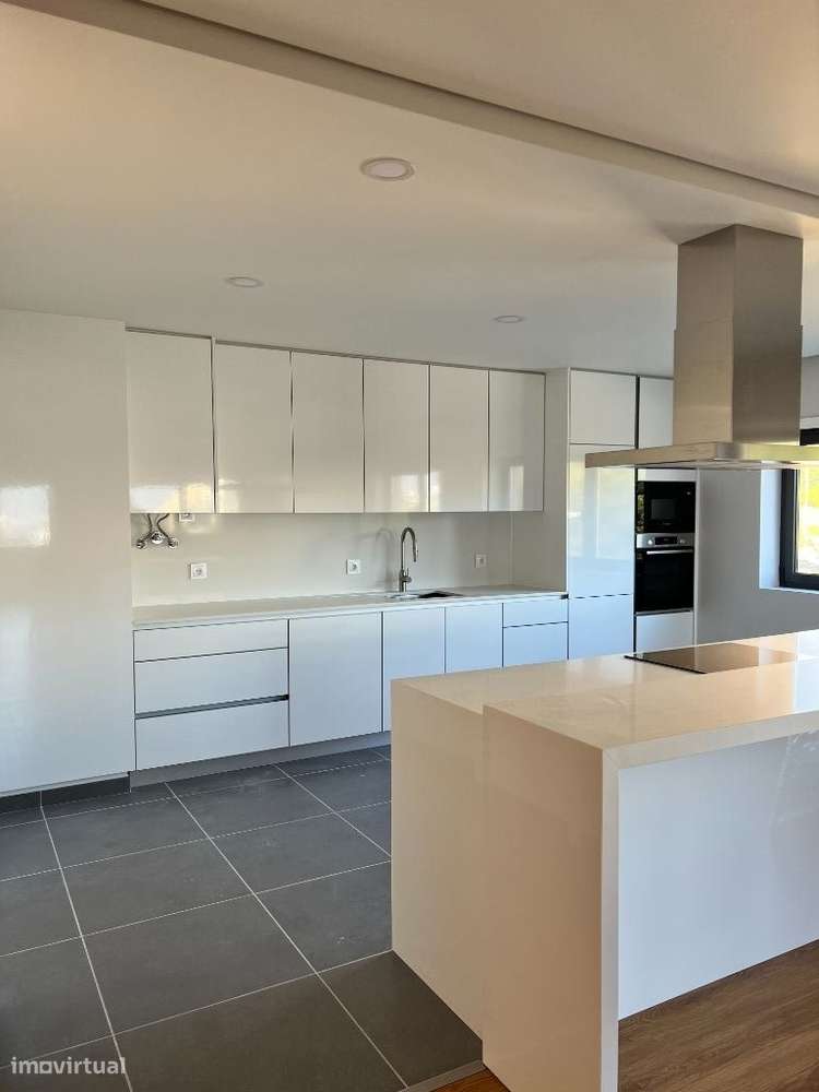 APARTAMENTO T4+1 no CENTRO de Oliveira de Azeméis-10