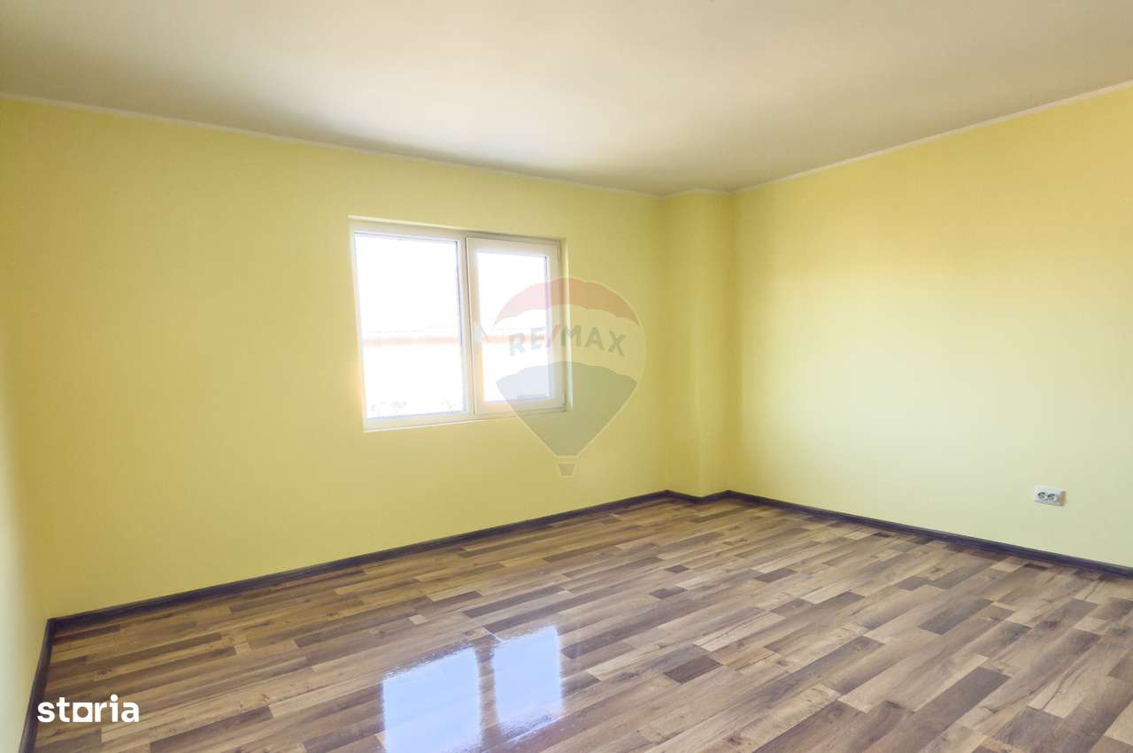 Casă / Vilă cu 8 camere de vânzare în zonă centrală - Urlati-16