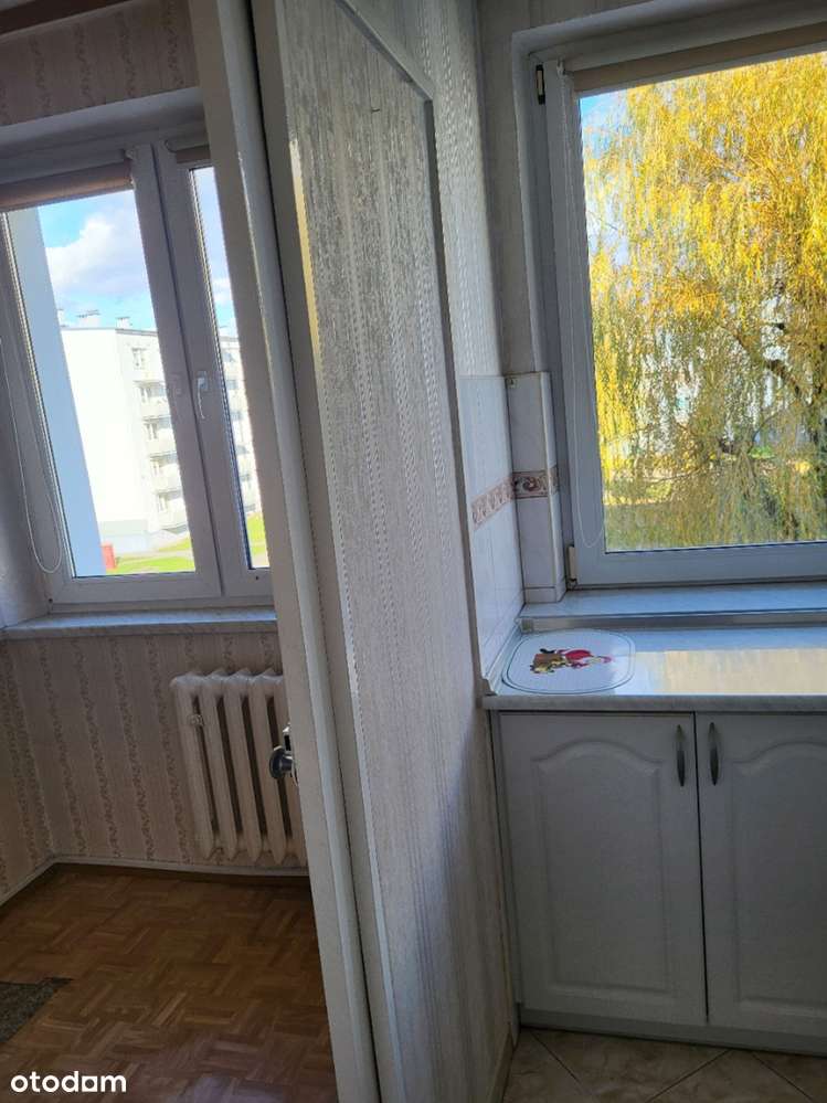 2 pokoje , kuchnia z jadalnią . Odświeżyć i zamieszkać  !  OKAZJA .-3