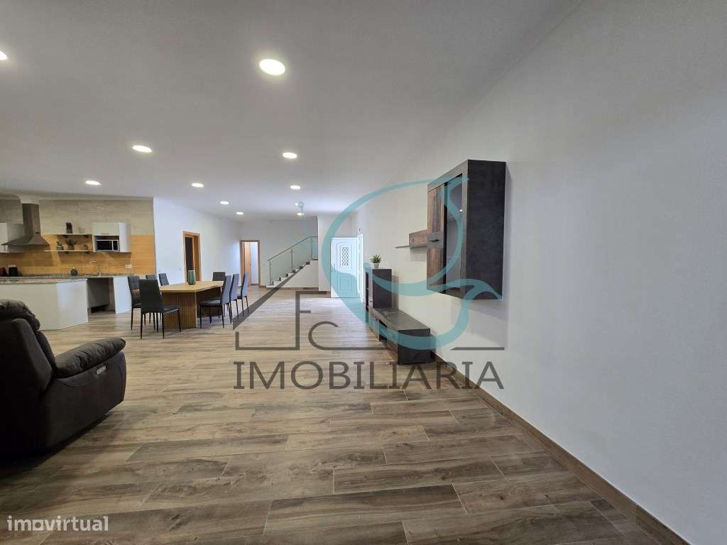 EXCLUSIVO - Excelente moradia de 2 pisos, com licença AL-6