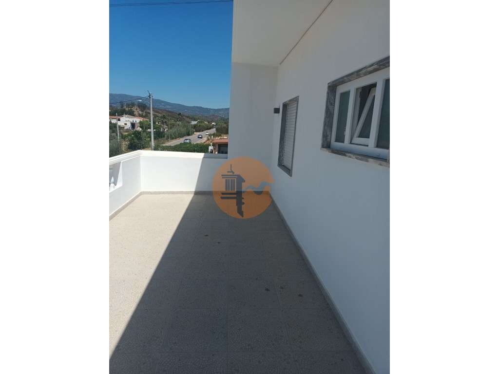 MORADIA ISOLADA COM PISCINA, TERRENO DE 2.250 M2, COMÉRCIO E ARMAZÉM - Grande imagem: 5/26