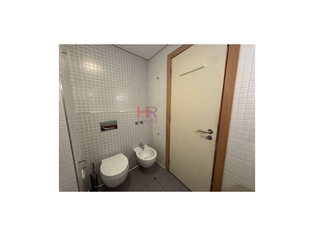 Arrenda-se T0 mobilado com parqueamento privativo no Alma Shoping. - Grande imagem: 4/22