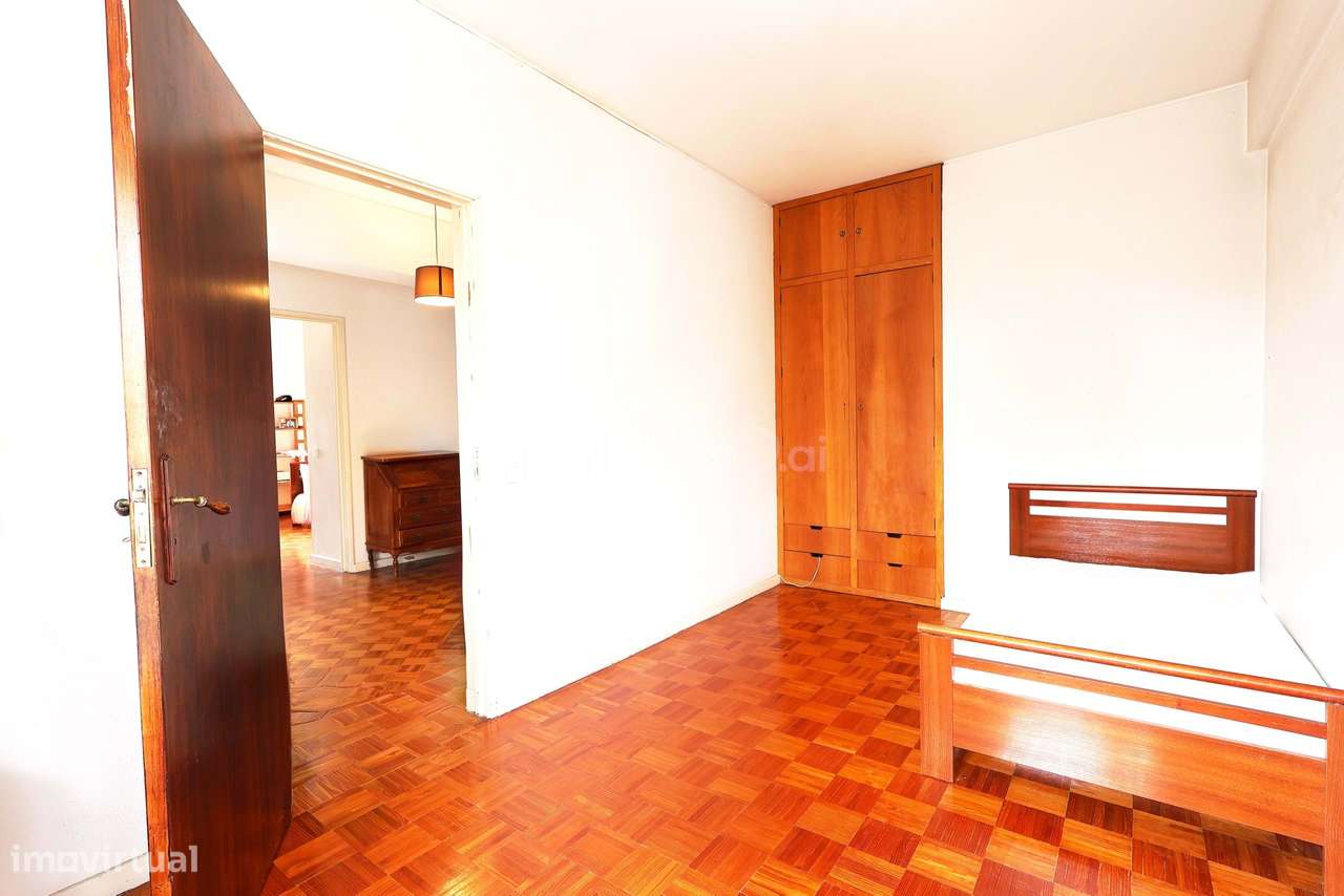 T4 COM 3 FRENTES SOLARES E ÁREAS ACIMA DA MÉDIA | METRO DE CHELAS-12