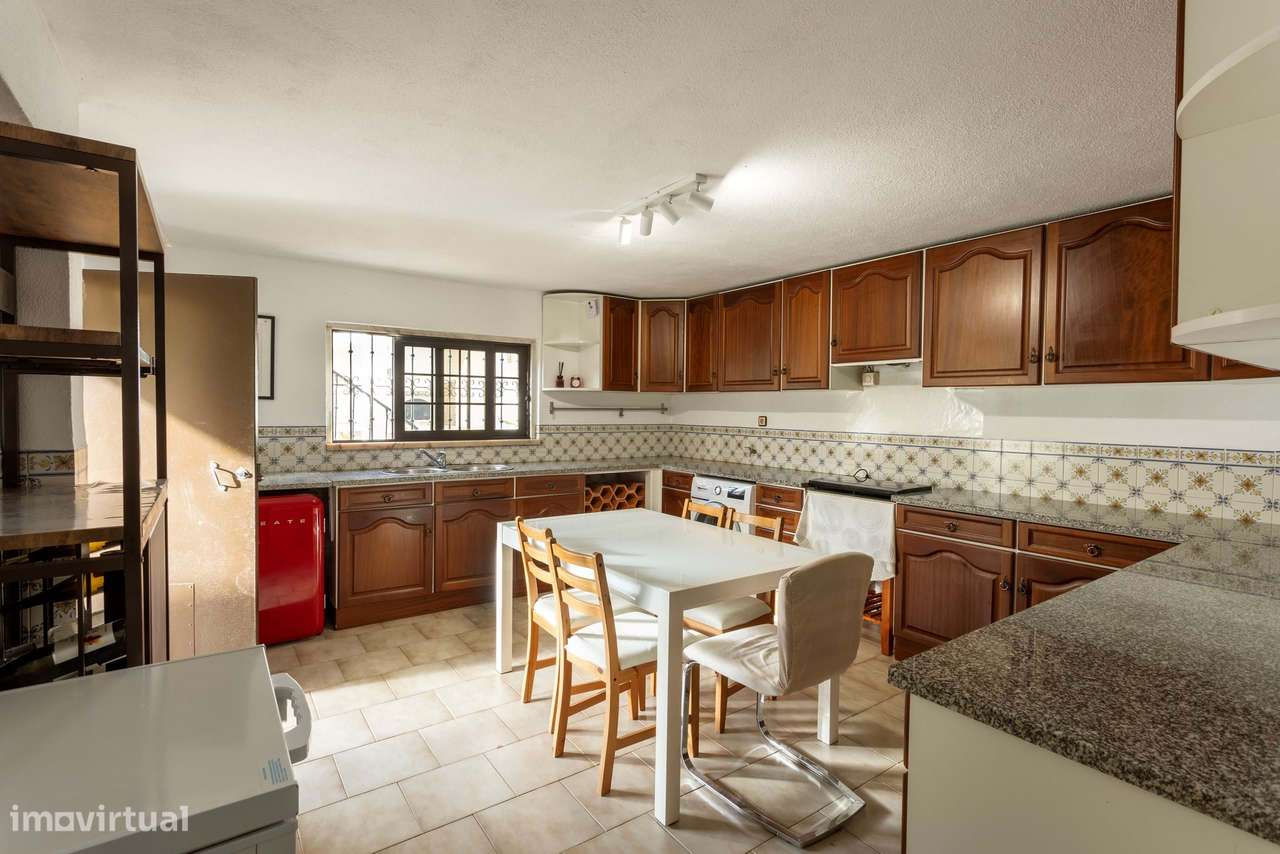 Moradia remodelada com jardim, garagem e vista desafogada, Algueirão,-9