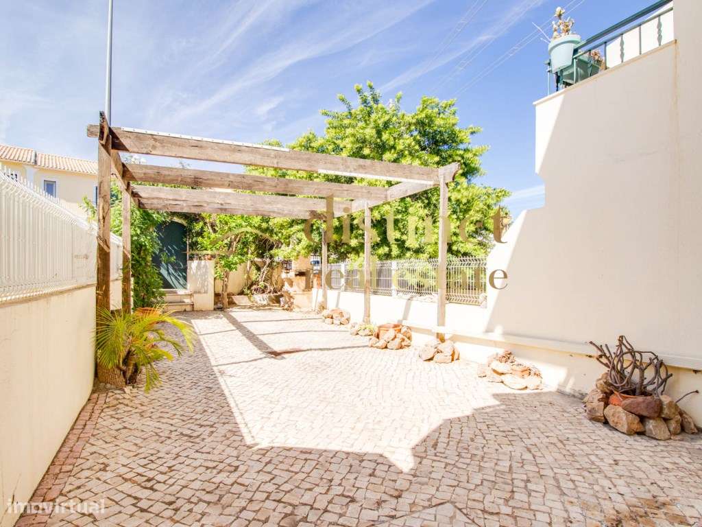 Moradia T2+1 Geminada com Garagem, Piscina, Terraço e BBQ-13