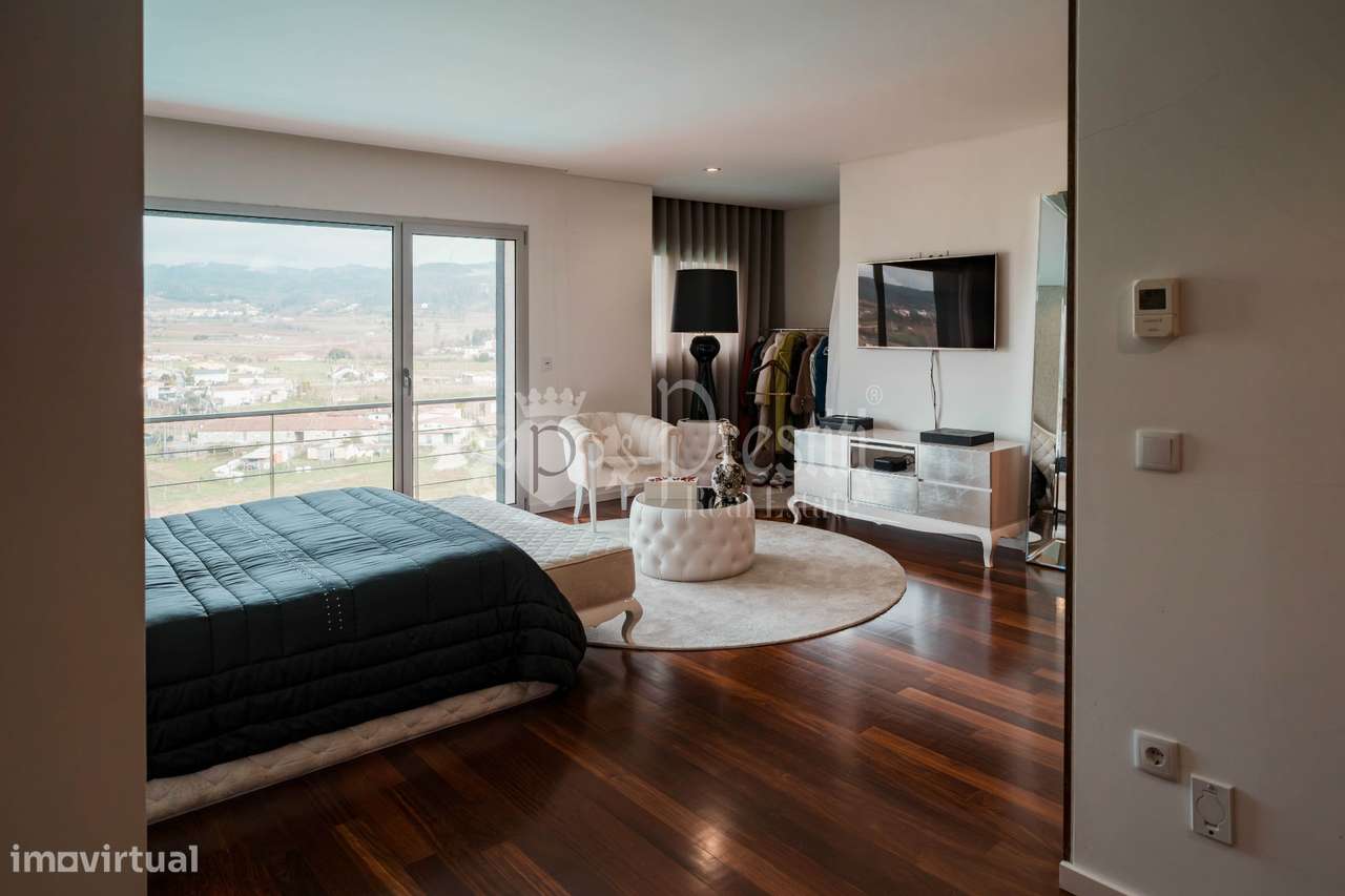 Moradia T4 com Vistas Deslumbrantes em Guimarães-17