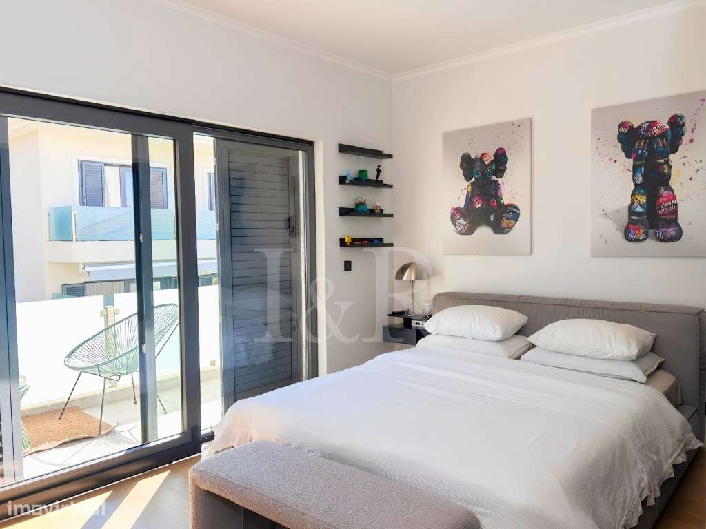 Moradia T3 renovada em condomínio com piscina no Estoril-16