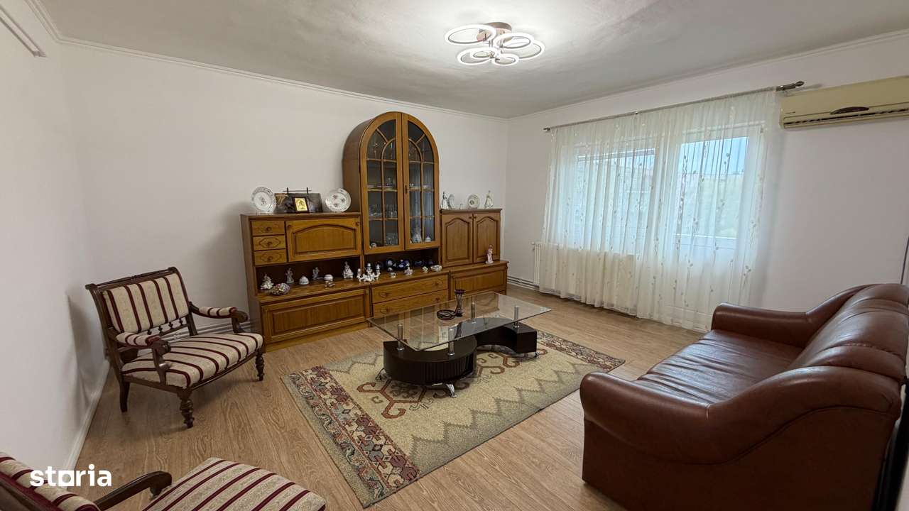 Apartament cu 3 camere, 2 bai, 2 balcoane, decomandat et3, cartier MV1-4