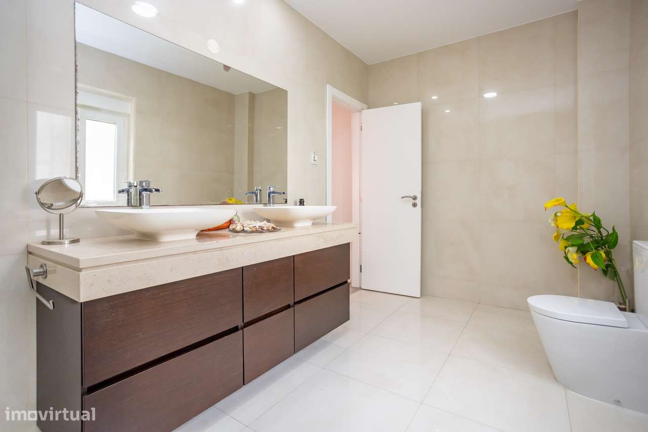 Moradia T5 com 223 m², Box e Sótão na Quinta da Peça, em Loures-12