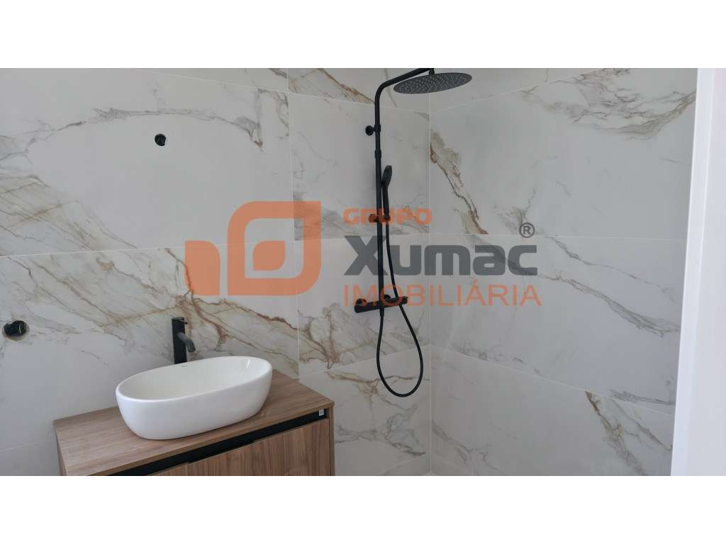 Moradia T4 Contemporânea c/ Piscina-20